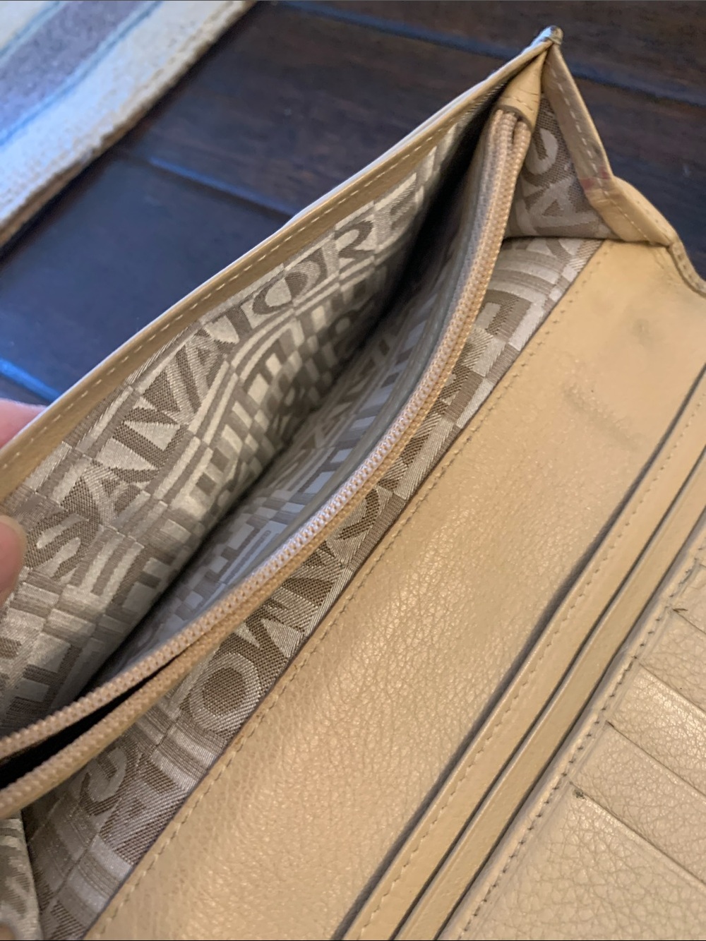 Salvatore Ferragamo Cream Leather Wallet with Silver Gancini Ring - Picture 15 of 16